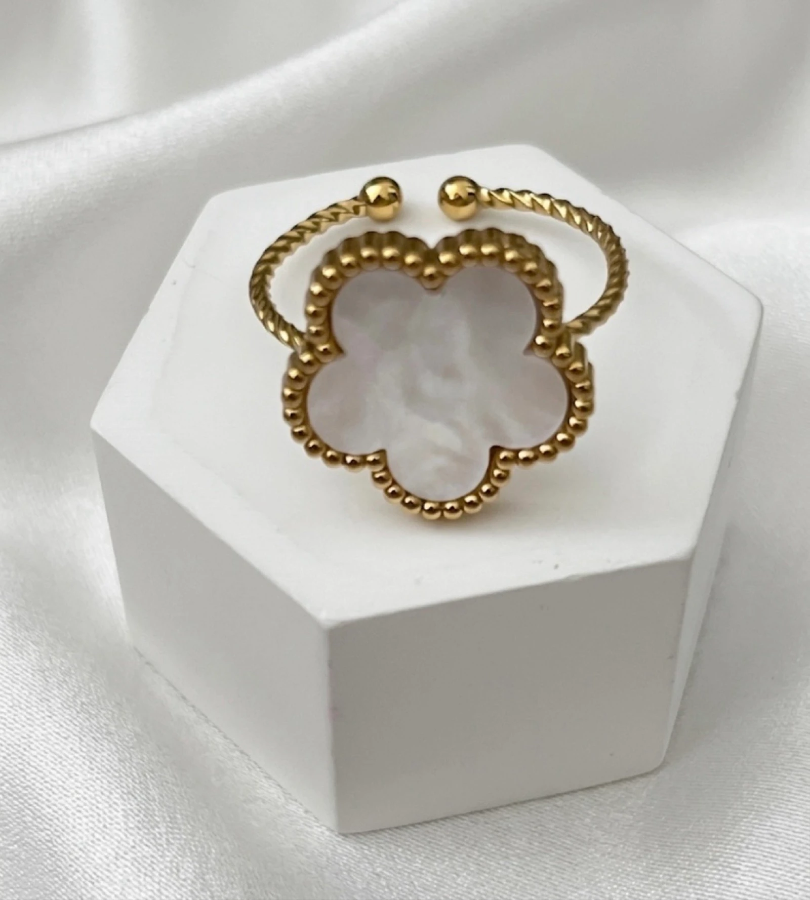 Bague Fleur Doré et Nacre Blanche (Ajustable)